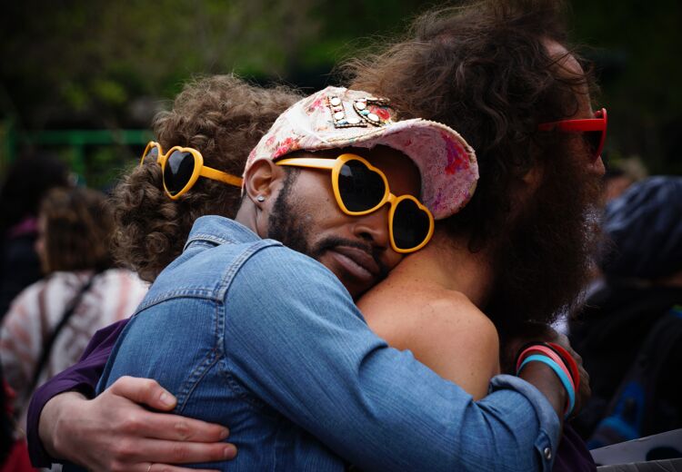 Knuffelen geeft een gevoel van verbinding.